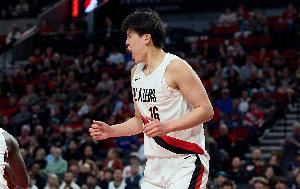 媒体人：杨瀚森没有选择像约基奇那样上抢库里 后者开启射术表演