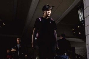 杨瀚森背着粉色小书包 利拉德&阿夫迪亚黑框眼镜 开拓者今日OOTD