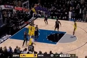 这多好的空位机会？八村塁底角三分接球 黄油手直接出界了